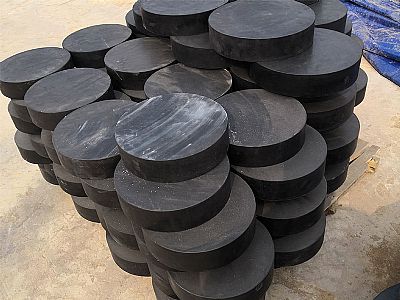 牡丹江板式橡胶支座由若干层橡胶片与薄钢板经加压硫化